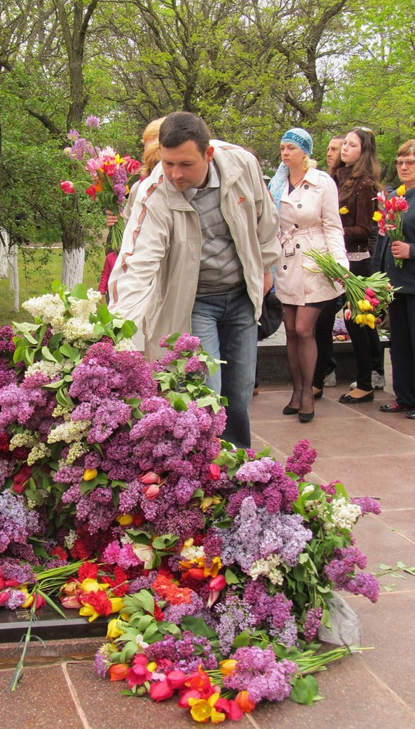 Возложение цветов к памятнику неизвестному солдату