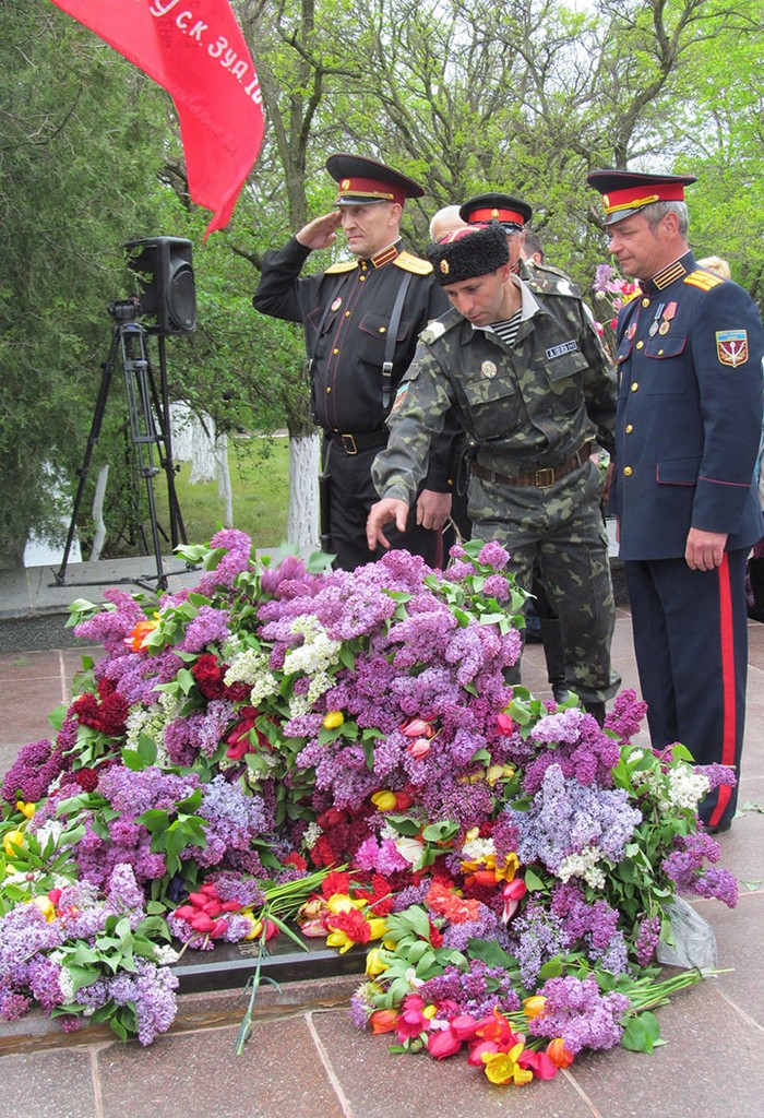 Возложение цветов к памятнику неизвестному солдату