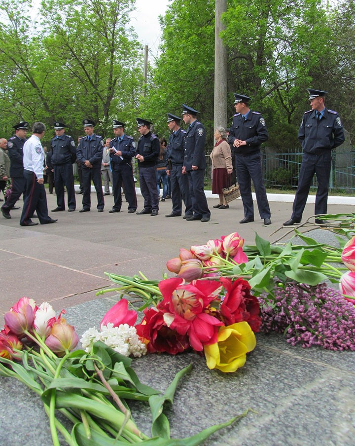 Возложение цветов к памятнику неизвестному солдату