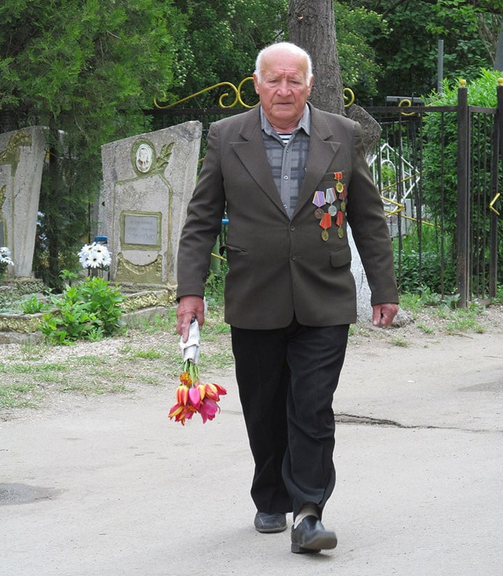 Возложение цветов к памятнику неизвестному солдату