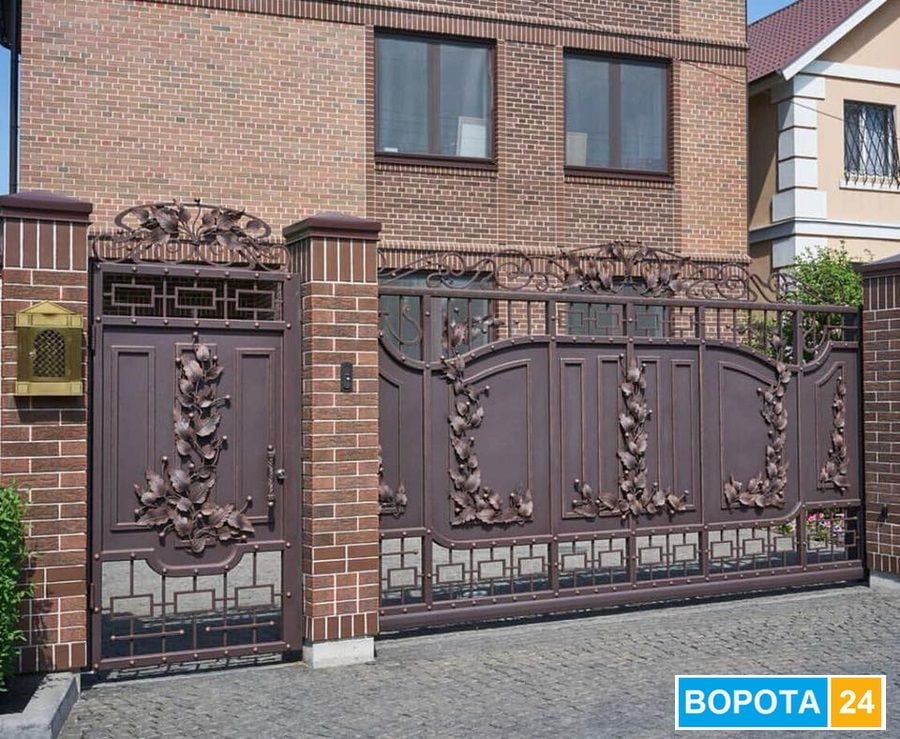 Kovanyye vorota s kalitkoy v Khar'kove 