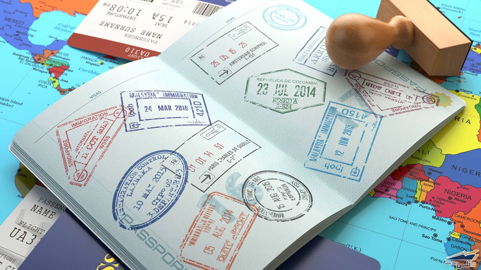 На фото загранпаспорт с проставленными визами
