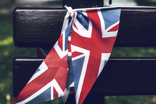 британский флаг на скамейке