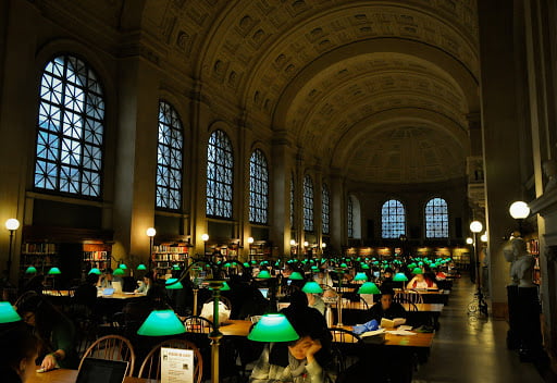 Библиотека с зелеными лампами