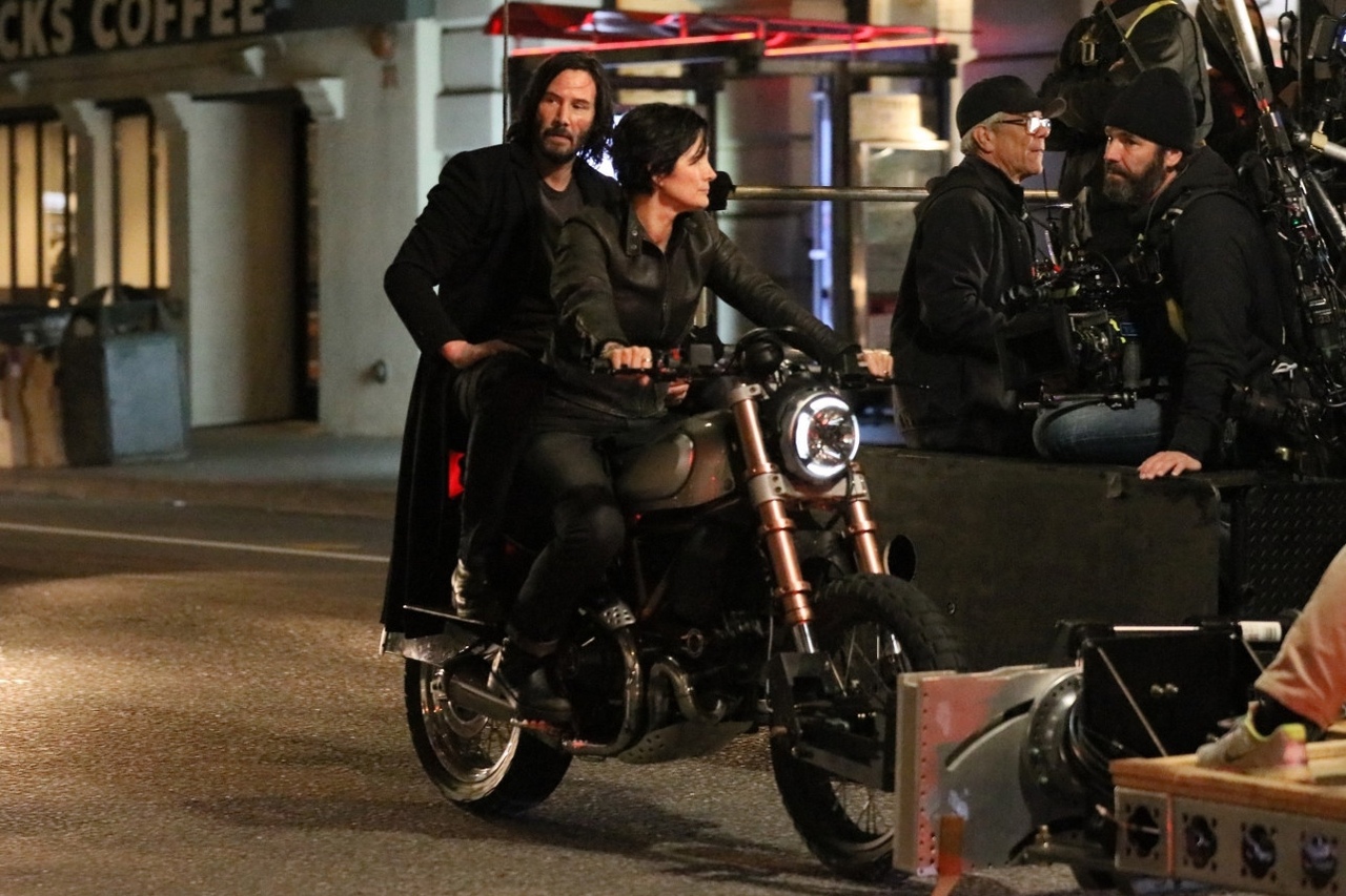 Нео и Тринити на мотоцикле в Матрице 4