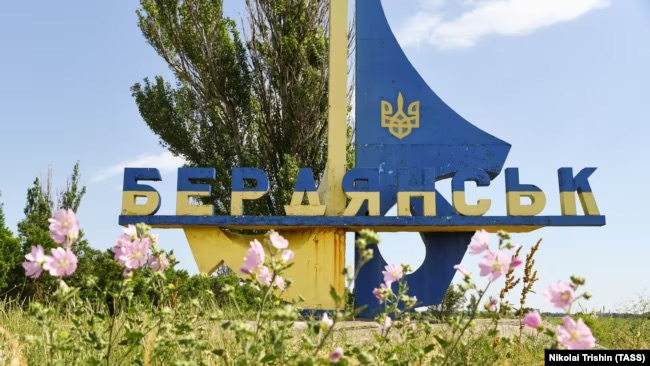 Стела на в’їзді до міста Бердянська Запорізької області, 18 червня 2022 року