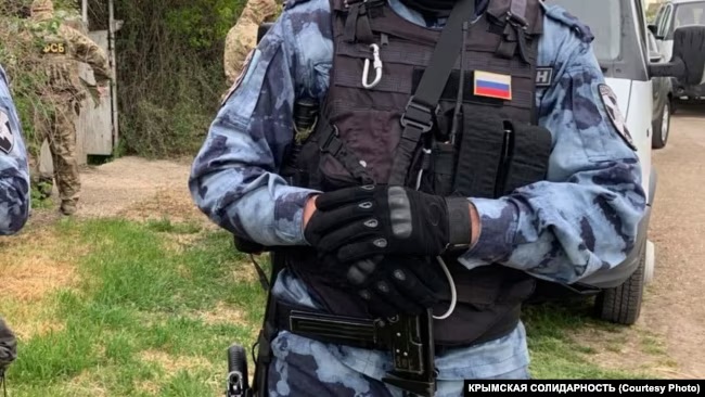 Обшуки в будинку, де Тигран жив зі своєю бабусею, не припинялися з вересня 2022 року, каже мати Оксана