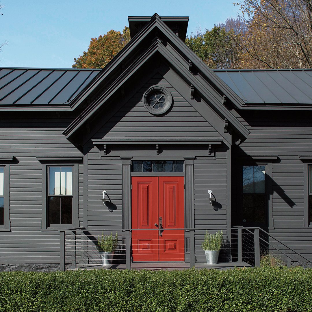 черный дом с красной дверью