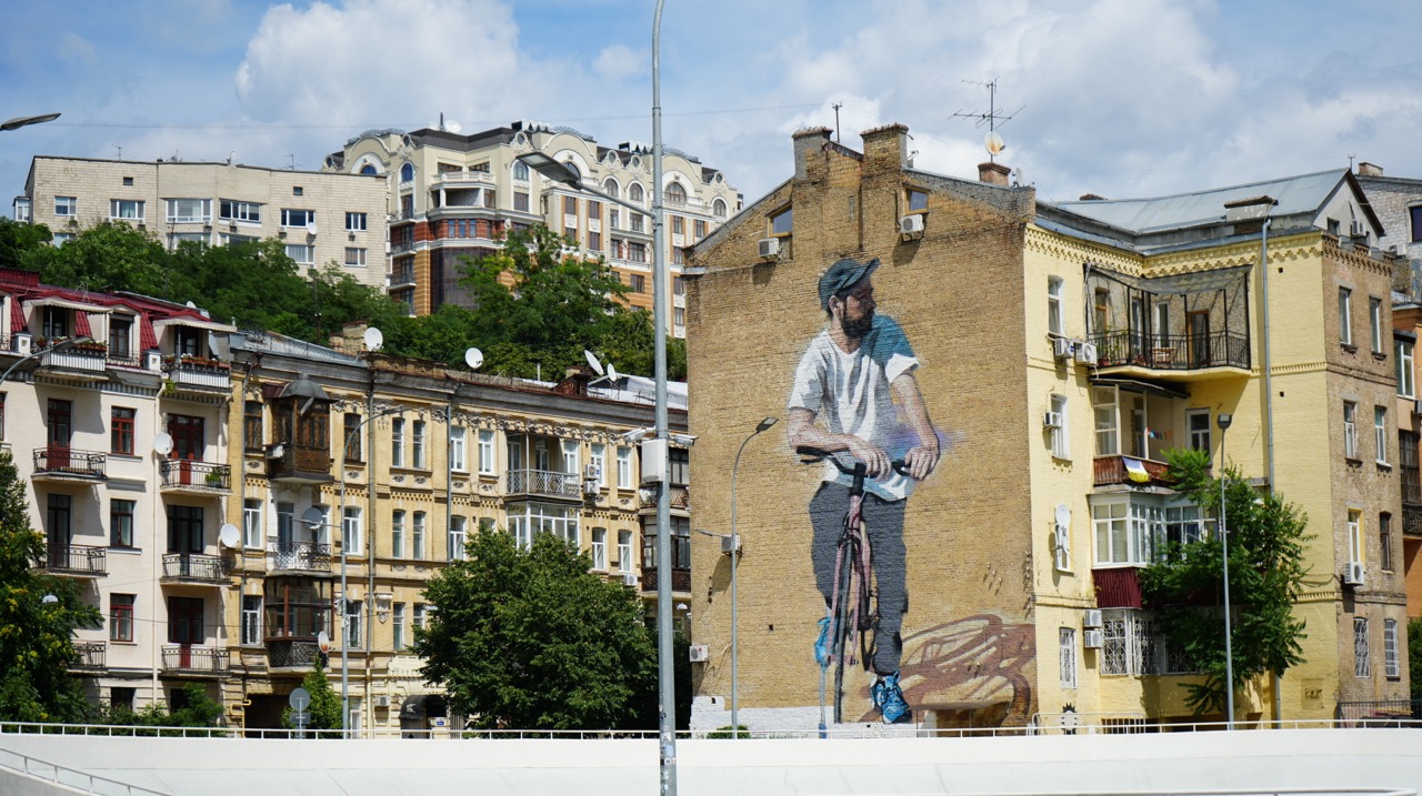 Киев, мурал возле велотрека