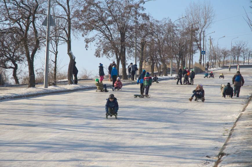 засніжений спуск по середній горі в Бедянську