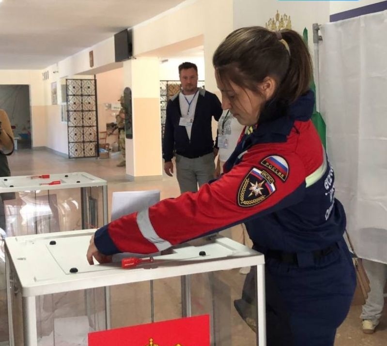 Для пропаганди на виборчі дільниці приводили масовку з учасників російських воєнізованих рухів