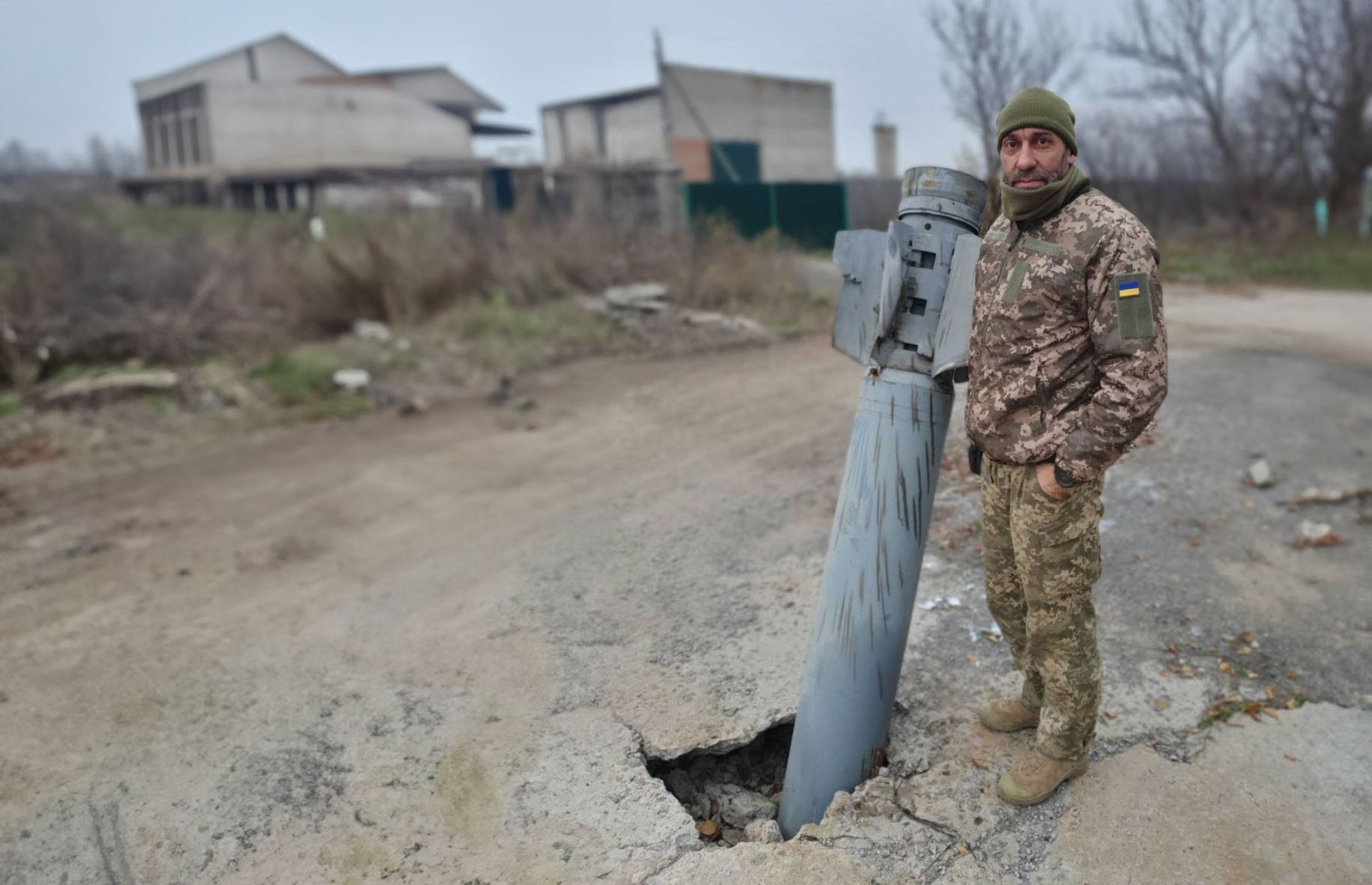 Євген Георгієв біля снаряду