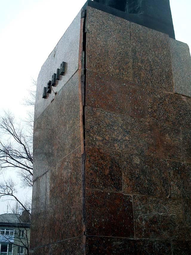 разрушается памятник ленину
