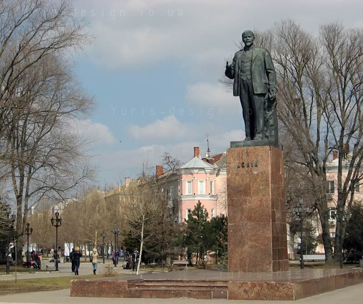 Ленин на проспекте Ленина, на Приморской площади в Бердянске