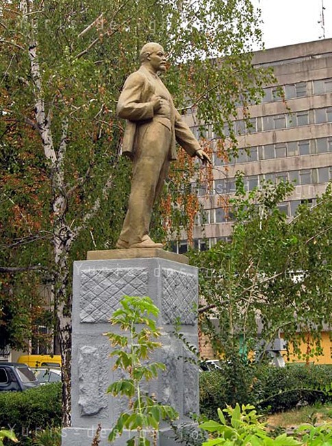 Памятник Ленину На ул.Гагарина в Бердянске около АМЗ (бывший Дормаш)