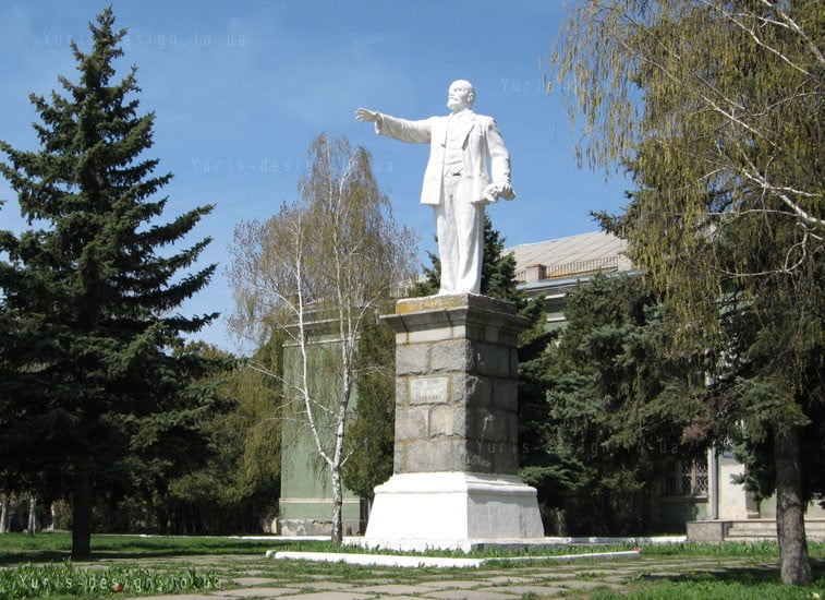 Красивый белый Ленин на улице Кабельщиков Бердянска около заводоупрвления Азовкабель: