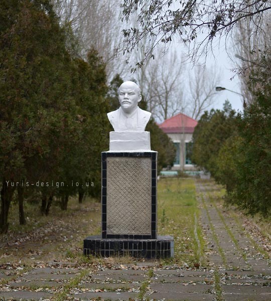 Бюст Ленину в пионерском лагере Дзержинец