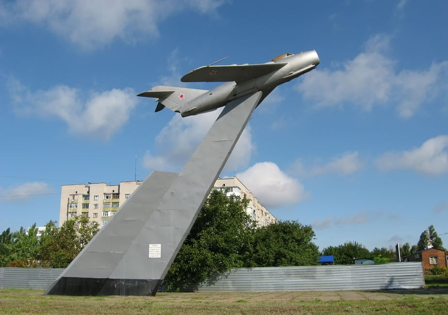 Самолёт в Бердянске на перекрестке Пролетарского проспекта и ул.Орджоникидзе был поставлен в честь 30-летия освобождения Бердянска