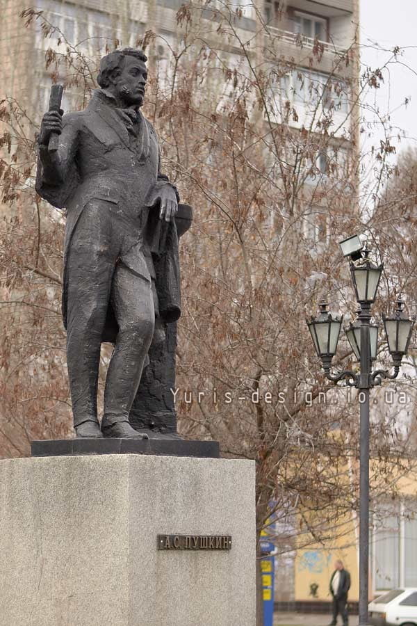 В сквере Пушкина (проспект Ленина) в Бердянске стоит большой, красивый черный памятник А.С.Пушкину