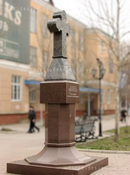 Святой Крест на пр.Ленина недалеко от сквера Пушкина возле ООШ №2