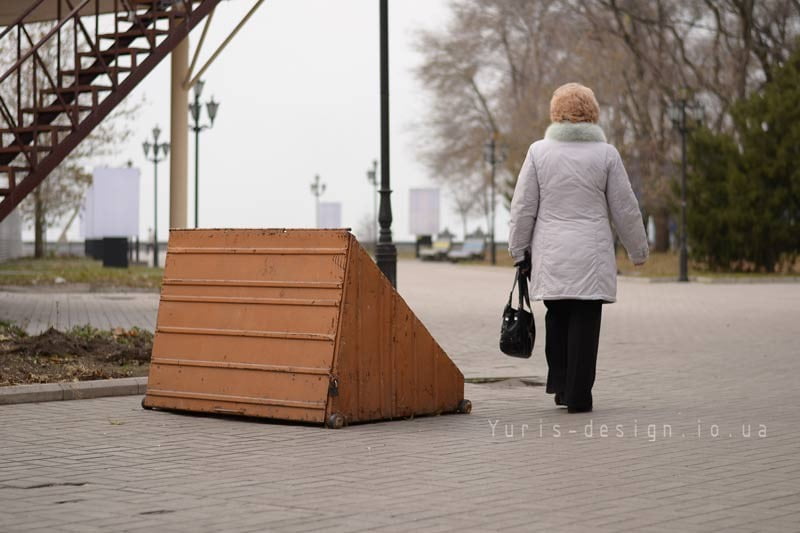 Памятник сантехнику закрытый на зиму в защитный бокс