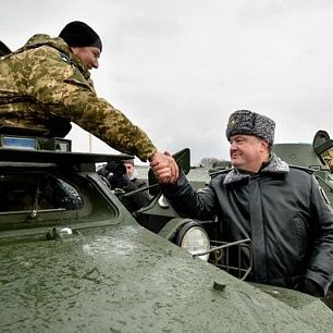 Порошенко объявил о восстановлении боеспособности украинской армии