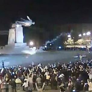 Люди, свалившие памятник Ленину в Харькове, освобождены от уголовной ответственности
