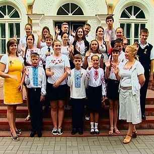 В Бердянске ученики гимназии №1 "Надежда" присоединились к Всеукраинской акции "Ліки замість квітів"