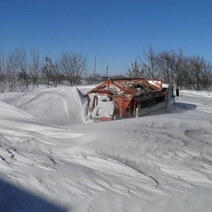 Под Бердянском люди пытаются выкопать свои машины из-под снега