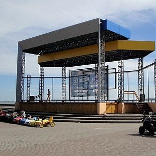 Ремонт сцены на Приморской площади завершен
