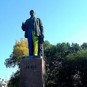 В Бердянске Ленину покрасили штаны в цвет флага Украины