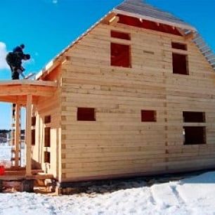 Выгодно ли строить дом в «не сезон»?