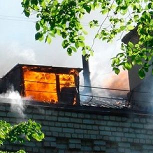 В Бердянске горящий дом на ул Чубаря тушили три пожарные бригады