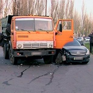 На Мелитопольском шоссе Nissan попал под КамАз