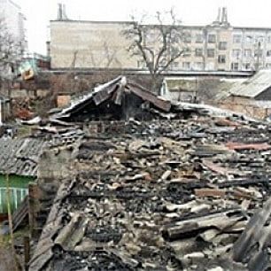 В Бердянске спасатели два часа тушили пожар, горел дом на трех хозяев
