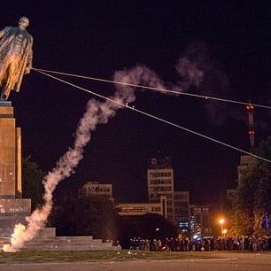 В Харькове у снесенного памятника Ленину произошли столкновения (ВИДЕО)