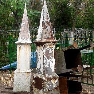В Бердянске вандалы разгромили "Старое кладбище"