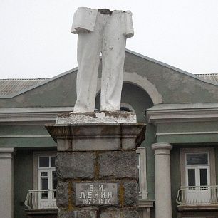 В Бердянске убрали еще одного Ленина - фото