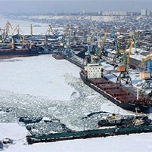 В портах Мариуполя и Бердянска из-за льда не ходят корабли