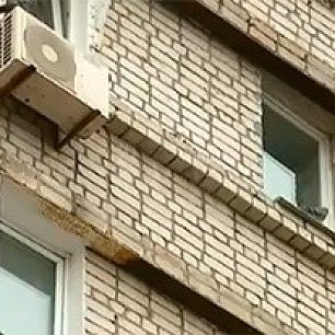 В Бердянске с многоэтажки отваливаются архитектурные излишества