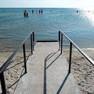 На АКЗ появился первый в Бердянске пляж, адаптированный для отдыха инвалидов