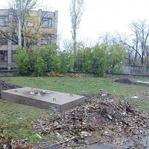 Фотофакт: В Бердянске вместо упавших деревьев "растут" борды