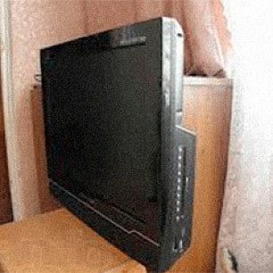 В Бердянске двое отморозков ворвались в чужую квартиру и отобрали телевизор