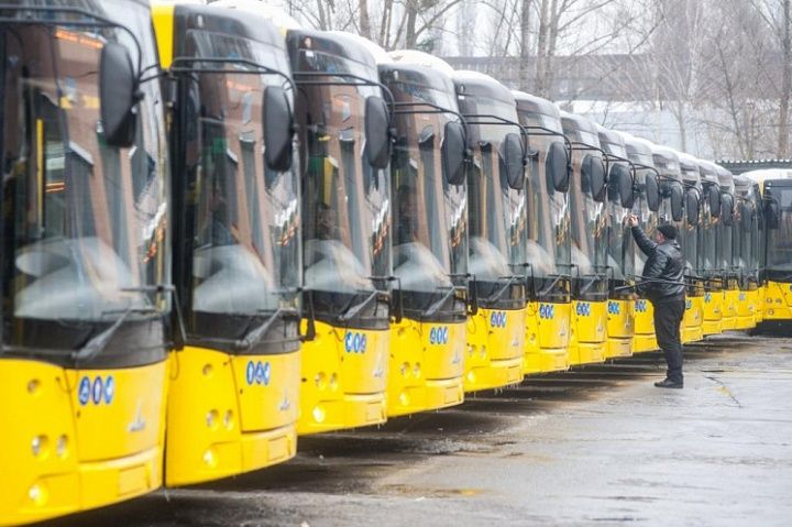 на фото автобусный парк из 16 желтых автобусов