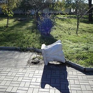 Вандалы разбили бетонные мусорки на Приморской площади