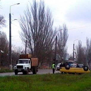 На Мелитопольском шоссе ВАЗ 2105 перевернулся на крышу