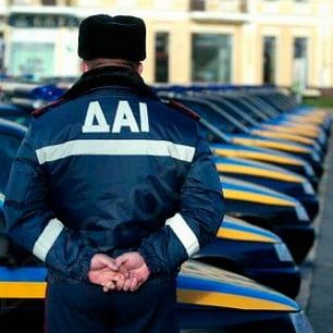 В Бердянске гаишник подстрелил в ногу водителя, который кидался на сотрудников ГАИ с ножами