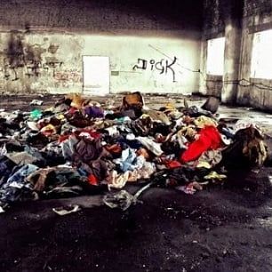 В Нижнем Новгороде одежду для украинских беженцев выбросили на улицу (ВИДЕО)