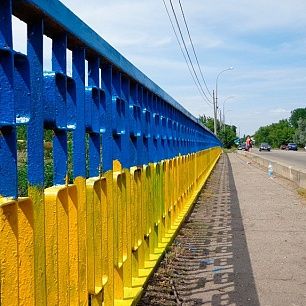 Бердянские активисты покрасили мост в цвета национального флага