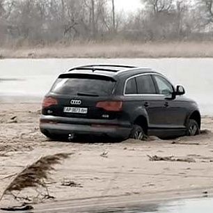 AUDI Q7 сел в морском песке Азовского моря - видео